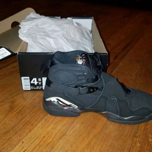 2 pairs of Jordan's sz 4.5 - Picture 2 of 6